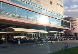 Das City Palais In Duisburg Ist Ein Echtes Herzstuck Der Stadt Nicht Nur Zahlreiche Restaurants Und Shops Und Ein Casino Sind D Duisburg Sonnenschutz Terrasse