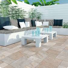 Molte case si distinguono per la presenza di un giardino che indubbiamente conferisce valore all'abitazione e dà la possibilità di respirare un po' di aria, godersi il sole, mettere alla prova il proprio pollice verde, ricevere gli amici e i parenti in uno scenario ameno. Come Arredare Un Giardino Pavimentato Community Lm