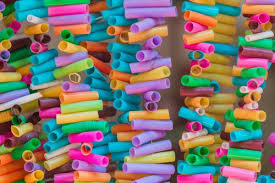 Agar dinding kamar tidak terlihat penuh, pembuatan pigura dari bahan bekas ini bisa disesuaikan dengan warna dinding kamar. 10 Rekomendasi Hiasan Kamar Yang Cantik Dan Unik