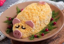 новогодний стол 2019 года что должно быть на столе меню Novogodnij Salat Svinka S Kuricej I Ananasami Produktovyj Yumor Eda Vkusnyashki