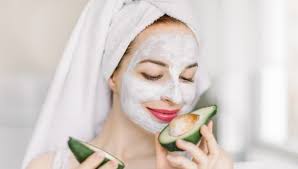 Maschere viso fai da te, scopri come prepararle e con quali benefici