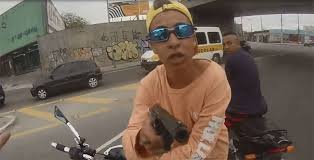 Resultado de imagem para bandidos atiram e matam policiais