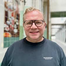 Roger Farrow's Instagram, Twitter & Facebook