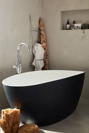 Une Baignoire Ilot Noire Qui S Integre Bien Dans La Salle De Bains Leroy Merlin Leroymerlin Salle De Bain Beignoire Baignoire