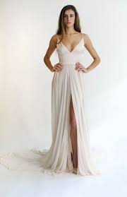 40 Beautiful Wedding Dresses For 40 Year Old Brides Ideas 8 Beautiful Wedding Dresses Dresses Minimalist Wedding Dresses
