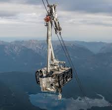 Dazu zählt auch eines der beiden kinder, die der bergwacht zufolge zunächst mit. Bergekorb Rutscht Auf Gondel Unfall Legt Zugspitz Seilbahn Lahm Video Welt