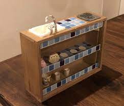 小さなお人形用キッチンを100均diyで 余った材料でキッチン照明も 子供の夏休みの工作におすすめ 子供と手作りリカちゃんハウス 雪見日和 リカちゃんハウス ドールハウス 作り方 ミニチュア ドールハウス