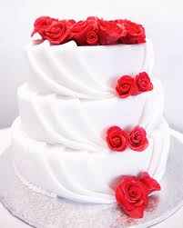 Eine Edle Dreistockige Torte Garniert Mit Roten Rosen Hochzeitstorte Blumen Rosen Rot Hochzeitstorte Rot Hochzeitstorte Schlicht Hochzeitstorte Rot Weiss