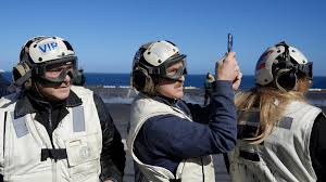 Milei assiste a exercício militar com EUA em porta-aviões da Marinha americana