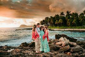 Hawaii Family Photo Session During Sunset With Kids On The Beach Family Beach Pictures Outfits Hawaii Beach Photos Family Photo Sessions