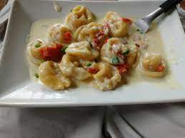 cappelletti 4 queijos com molho bechamel e pepperoni queijo e pratos