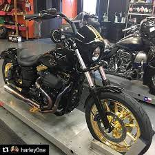Harley0ne Getting Close Dyna Dynalife Dynaholics Dynanation Dynamitecrew Dynalowrider Dynalowriders Gold Goldwheels Deaddyna P Motos Capacete Auto