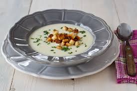 Completam gustul aromat cu 2 dovlecei, 2 cartofi, 1,5 litri supa de legume, 50 gr unt, 3 linguri ulei de masline, sare, 200 ml smantana dulce. Supa CremÄ De Usturoi Cu Cartofi ReÈetÄ SimplÄ PlinÄ De Savoare Èi Gust