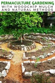 Permaculture Gardening With Woodchip Mulch And Natural Methods Plan Jardin Jardinage