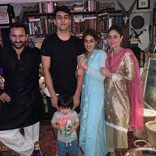 Kebahagiaan tengah dirasakan oleh aktor asal india, saif ali khan pataudi. 10 Potret Dua Anak Tiri Kareena Kapoor Sara Ali Khan Dan Ibrahim Khan