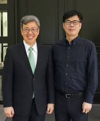 美國 約翰斯·霍普金斯大學 公衛 博士，並為 世界科學院院士 、 美國國家科學院 外籍院士. S5 éŠæˆ²é¤¨