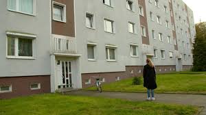 Plattenbauten und ein pompöser palast der republik entstanden, während der rest des landes. Reportage Als 13 Jahrige Floh Ich Aus Der Ddr Jetzt Kehre Ich Zum Ersten Mal In Unsere Alte Wohnung Zuruck Stern De