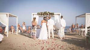 Il mio consiglio, se non vi sentite sicure ma volete comunque realizzare il vostro sogno, è quello di prendere in considerazione una/un wedding planner che con la loro esperienza vi supporterà su tutti i fronti. Matrimonio In Spiaggia La Nuova Tendenza Con Validita Legale