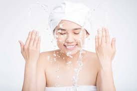 Idealnya anda harus mencuci muka dua kali sehari (pagi dan malam hari), serta setelah berolahraga atau aktivitas lain yang memicu keringat berlebih. Cara Mencuci Muka Yang Benar Bagi Anda Pemilik Wajah Berminyak