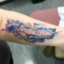 De bônus, uma singela homenagem aos 30 anos de a nova geração e uma visita a discovery. Fantastic Tattoos Star Trek Star Trek Tattoo Nerd Tattoo Star Tattoos