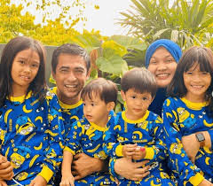 Isterinya, datin dr halina mohd yunos, 39, selamat melahirkan bayi lelaki jam 9.47 pagi diikuti bayi perempuan jam 9.48 pagi tadi secara pembedahan di pusat perubatan sunway. Read About Our Medical Frontliners Who Sacrifice A Lot During Covid 19 They Are The Real Heroes