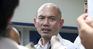 Keluarkan surat pun kena lokap dan dipakai gari? Kenapa tak gari Latif  Bandi?