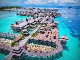 Satu lagi aktiviti menarik yang boleh anda lakukan adalah parasailing. Pulau Mabul Semporna Kredit Tempat Menarik Di Sabah Facebook