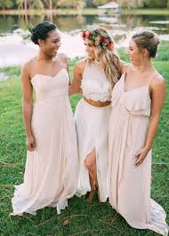 Découvrez des robes de bal, des modèles longs et en dentelle, sans oublier les pendants d'oreilles perles parfaits ! 1001 Idees Robe Demoiselle D Honneur Boheme Sur La Route Du Chic