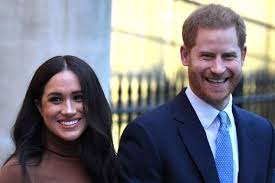 Der britische prinz harry und herzogin meghan wollen in zukunft einen großteil ihrer royalen verpflichtungen aufgeben und finanziell unabhängig sein. Harry Und Meghan Sie Treten Als Moderatoren In Erscheinung Gala De