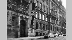 Der dreigeschossige stahlbetonskelettbau befindet sich am eckensee neben der stuttgarter oper. Landtag Baden Wurttemberg Haus Des Landtags