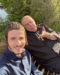 דייב לינוביץ' אחיו של מייק ואביה הביולוגי של טלי. F9lbneq Yqj6em