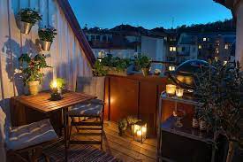 コンパクトでも雰囲気最高 キッチンに隣接するバルコニーの屋外ダイニング パティオ 裏庭のアイデア パティオのアイデア