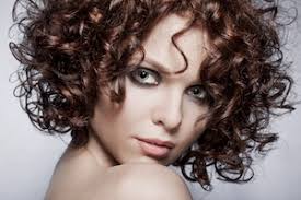 Wollen sie sehen frisuren dauerwelle? Dauerwelle Und Locken Wieder Im Trend Frisuren Anleitungen Tipps