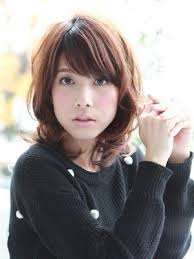 ミディアムパーマスタイルが大人可愛い 簡単スタイリングでおすすめ ヘアスタイル 髪型 ミディアム パーマ 生え際 白髪