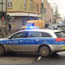 Die täter eines bewaffneten überfalls auf einen geldtransporter in frankfurt werden weiterhin gesucht. Bankraub Und Bombenalarm In Frankfurt Frankfurt