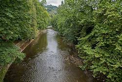 En los márgenes del río baztán, en el valle de navarra, aparece el. El Guardian Invisible Pelicula Wikipedia La Enciclopedia Libre