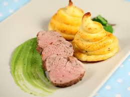 Reteta mea de pui cu rosii si mazare la cuptor are ingredinete ce se gasesc la indemana oricui. Muschiulet De Porc Cu Piure De Mazare Si Rozete De Cartofi