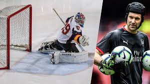 Auf grund dessen existiert im land eine vergleichsweise hohe eishallendichte und eine sehr gute. Torwart Legende Petr Cech Gewinnt Erstes Spiel Als Eishockey Keeper Und Halt Entscheidenden Penalty Sportbuzzer De