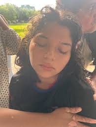 Servicio social si alguien conoce a esta muchacha venía en el bus de cara  sucia y se desmayó y no vuelve la emos auxiliado pero no despierta Está en  la Terminal Sonsonate