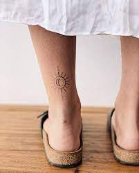 Hand Poked Sun And Moon Tattoo Tattoos Hand Moon Poked Sun Tattoo Tattoos Muster Tattoos Tattoo Mond Passende Freund Tattoos
