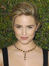 After primarily dancing and starring in small musical theatre productions in her youth, agron made her screen debut in 2006, and in 2007 she played recurring character debbie marshall on heroes and had her first leading role as harper on the mtv. Filmografie Von Dianna Agron Filmstarts De