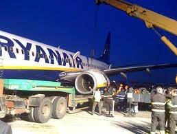 Ormai ryanair è diventata una grandissima compagnia aerea, la più grande compagnia aerea low prenotando un volo ryanair le tasse in più da pagare sono le spese amministrative per il rimborso. Ryanair 737 Inquiry To Explore Similarities With Hudson A320 Bird Strike News Flight Global
