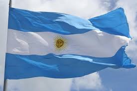 La bandera de argentina es muy similar a la bandera de uruguay, sobre todo por su diseño azul y blanco y el símbolo amarillo del sol, que representa al dios inca del sol llamado inti. Cuanto Mide La Bandera Argentina Mas Grande De La Provincia Entrelineas Info