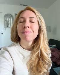 needed this bright blonde chop chop*~ 💇🏼‍♀️: @courtneyjanehair brow shape  n' lighten: @bunnys.la