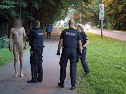 Mann spaziert nackt durch Rostock – und löst Polizeieinsatz aus