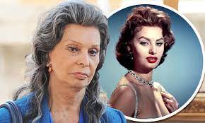 Now that's what we call glamour! Sophia Loren 84 Looks Fantastic In A Grey Wig On Set Of New Film The Life Ahead Daily Mail Online