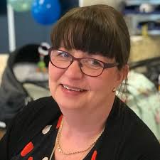 Mand skød kone foran hele familien