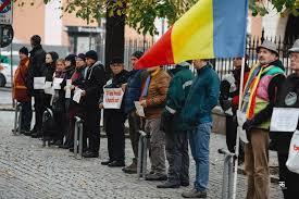 Ce a construit comunitatea vă vedem din sibiu rezumând: Comunitatea VÄƒ Vedem Din Sibiu SuspendÄƒ Protestul Mut Derulat De 669 De Zile Protestatarii Cer Viitorului Guvern SÄƒ Repare Legile JustiÅ£iei Si Efectele Oug 114