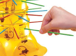 El juego monos locos es muy fácil de aprender y muy divertido de jugar para padres e hijos después de crear una red de palitos, solo hay que colocar todos los monos dentro del árbol luego, se tira el dado por turnos y los jugadores tienen que sacar un palito del color indicado en el dado no dejes que los monos se caigan del árbol en tu turno o tendrás que. Mattel Monos Locos Juego De Mesa