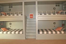 Le lit mezzanine est un type de lit qui a la particularité d'être niché en hauteur, et qui offre donc un espace à amenager sous le lit, et donc de gagner un que ce soit en lit mezzanine 1 place, pour les plus petits, ou en lit mezzanine 2 places, pour les adolescents, ces lits sont d'une grande practicité. Always A Favorite Such A Great Solution For A Shared Boys Room Maison Idee Chambre Dortoir